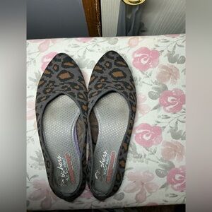Skechers Leopard Print Flats • Air-Cooled Memory Foam • Size 9